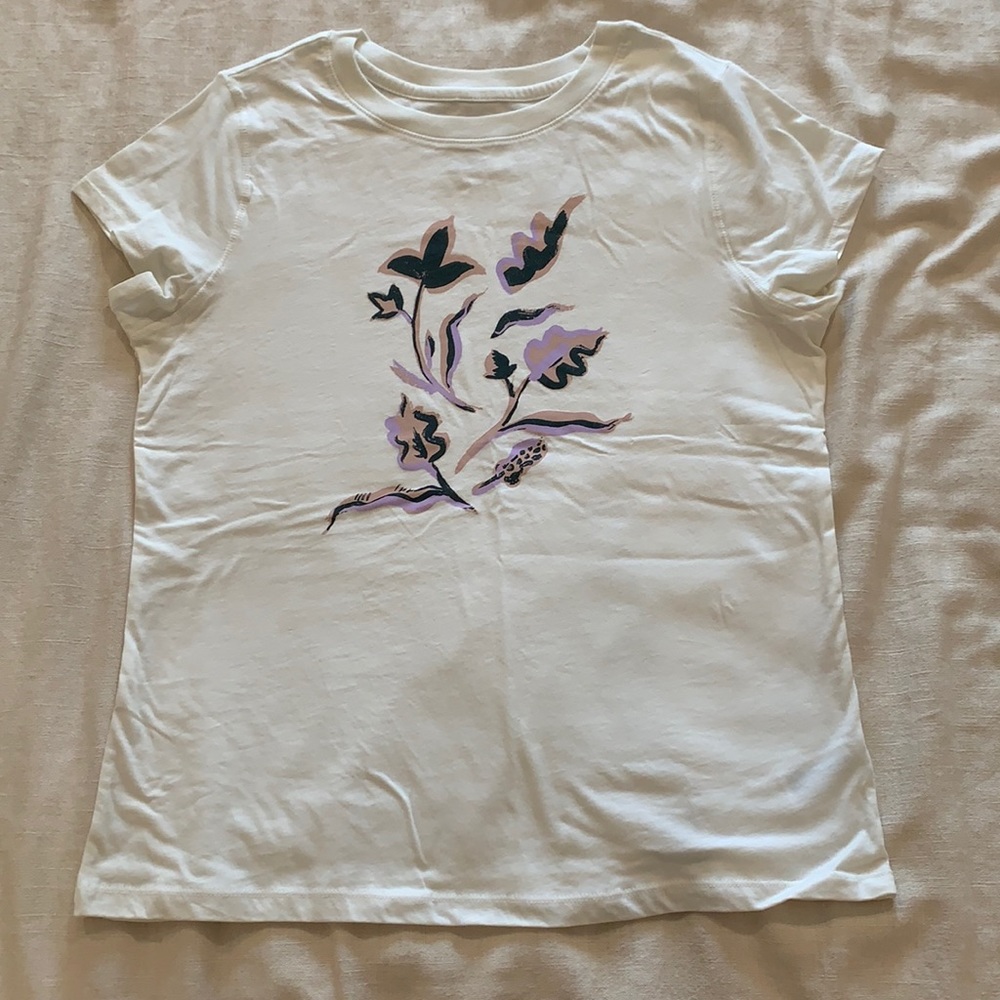 Lightly used Universal thread tee shirt